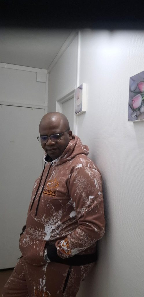 Homme en sweat à capuche orange