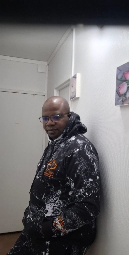 Homme dans un sweat à capuche